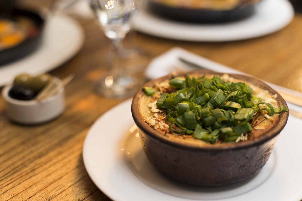 Pastel en cazuela de barro de Bondiola braseada en sus jugos