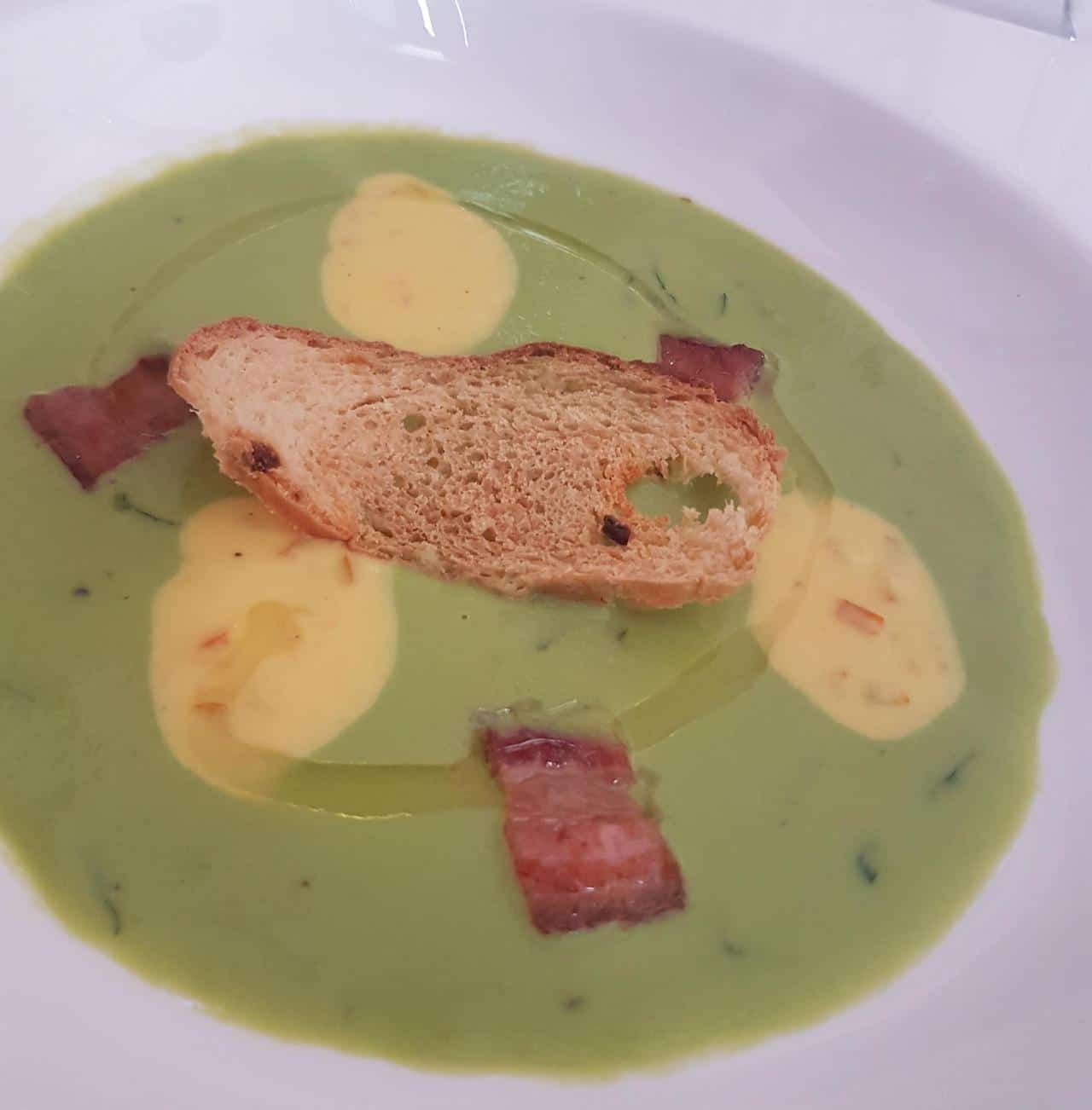 Crema de arvejas, menta, limón y panceta