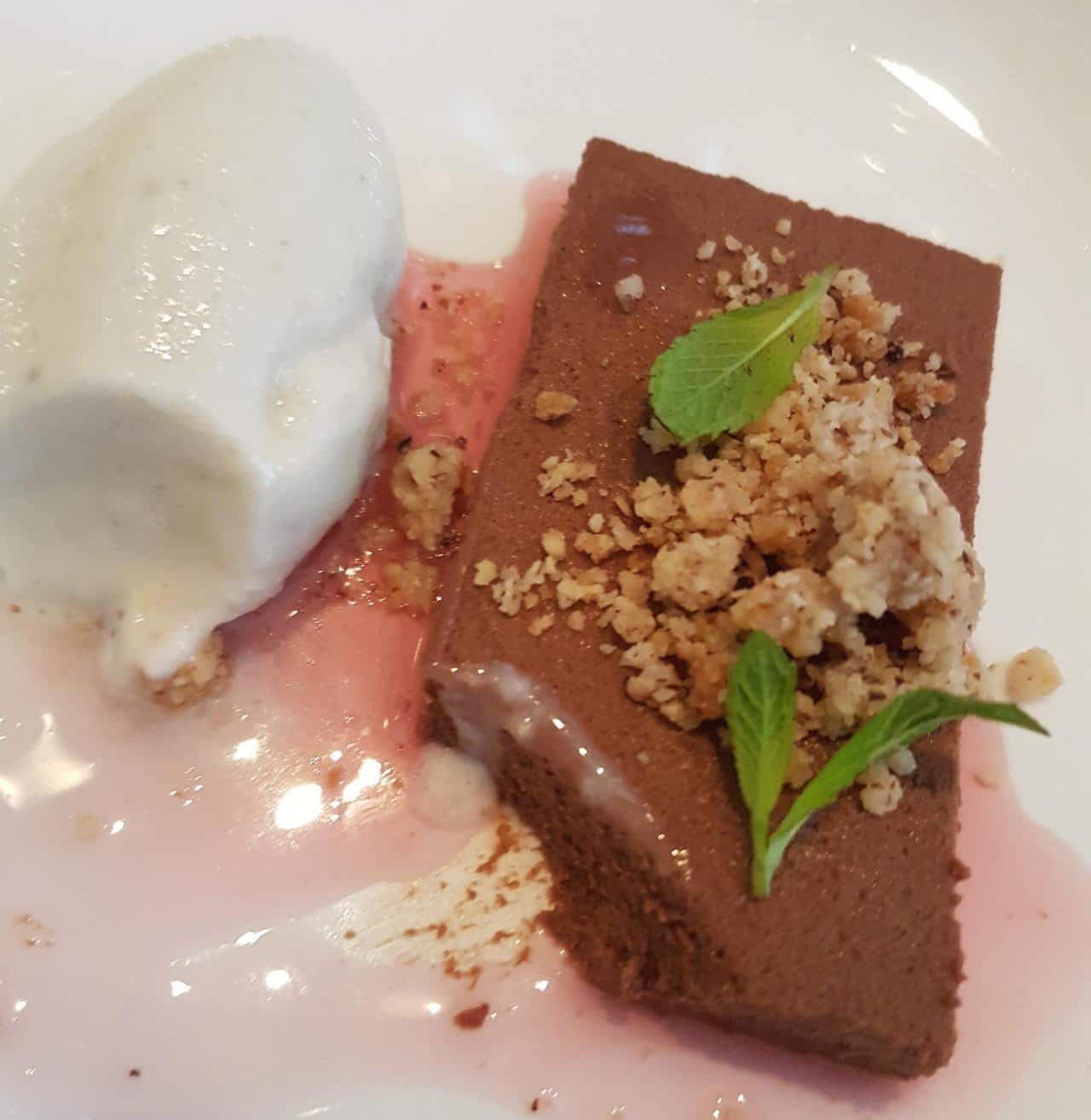 Mousse de Chocolate Amargo y Ron Añejo, Helado de Gorgonzola y Streussel de Avellanas