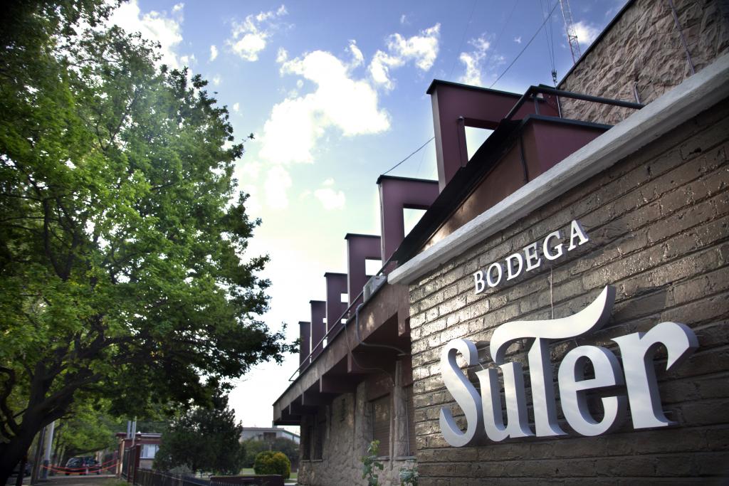 Frente Bodega Suter