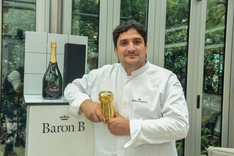 Mauro Colagreco junto con el Un corcho Prix Cuisine tallado por Juan Carlos Pallarols como reconocimiento a su trayectoria