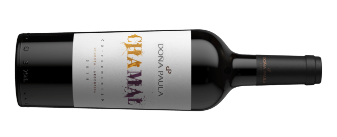 Doña Paula Chamal se distingue por ser un vino audaz y complejo, gracias a que las diferentes cepas colaboran entre sí en la extracción de diversos componentes, logrando un vino más expresivo, más aromático con paladar redondo.