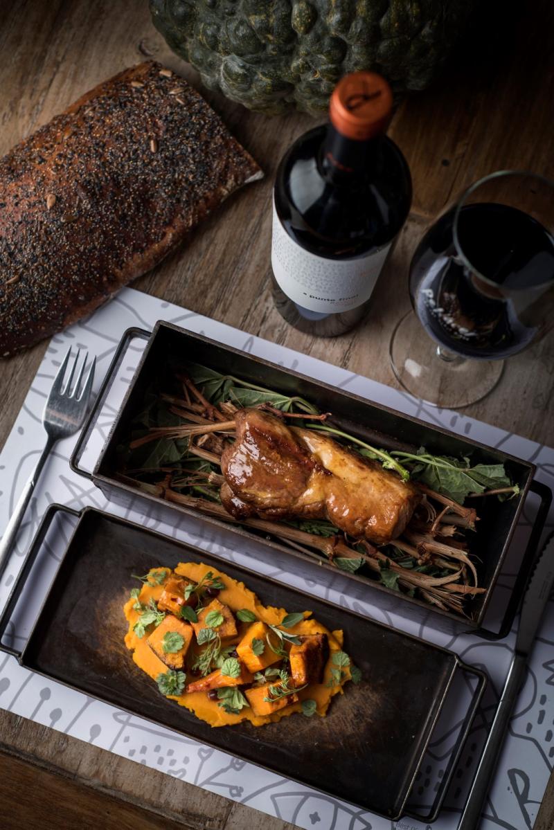 El restaurante Renacer, ubicado en la bodega Renacer, Luján de Cuyo, Mendoza reabrió sus puertas, luego de renovar sus instalaciones y paisajismo al mejor estilo toscano. Siguiendo su afán de innovar permanentemente y poder brindar experiencias únicas, Renacer cambió rotundamente su menú para sorprender a los comensales, pero manteniendo el concepto de cocina con sello argentino que respeta los productos, la estacionalidad y el valor de la tierra.