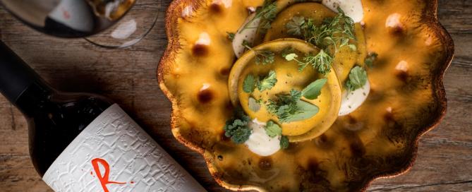 El restaurante Renacer, ubicado en la bodega Renacer, Luján de Cuyo, Mendoza reabrió sus puertas, luego de renovar sus instalaciones y paisajismo al mejor estilo toscano. Siguiendo su afán de innovar permanentemente y poder brindar experiencias únicas, Renacer cambió rotundamente su menú para sorprender a los comensales, pero manteniendo el concepto de cocina con sello argentino que respeta los productos, la estacionalidad y el valor de la tierra.