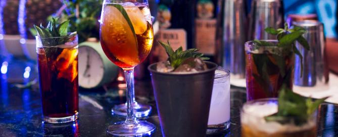 Cócteles y cristalería