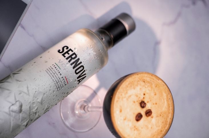 Cócteles y cristalería