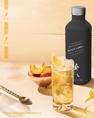 Diageo anuncia la primera botella de papel, 100% libre de plástico, para bebidas espirituosas  Diageo fabricante de Johnnie Walker y Smirnoff, ha anunciado la creación de la primera botella de alcohol 100% libre de plástico del mundo, hecha a base de pulpa de papel de madera de origen sostenible.  La botella se lanzará con Johnnie Walker, el whisky escocés número uno del mundo, a principios del año próximo.