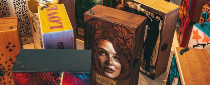 Rosell Boher ART 2020 - Estuches intervenidos por artistas argentinos con 2 espumantes con fines solidarios