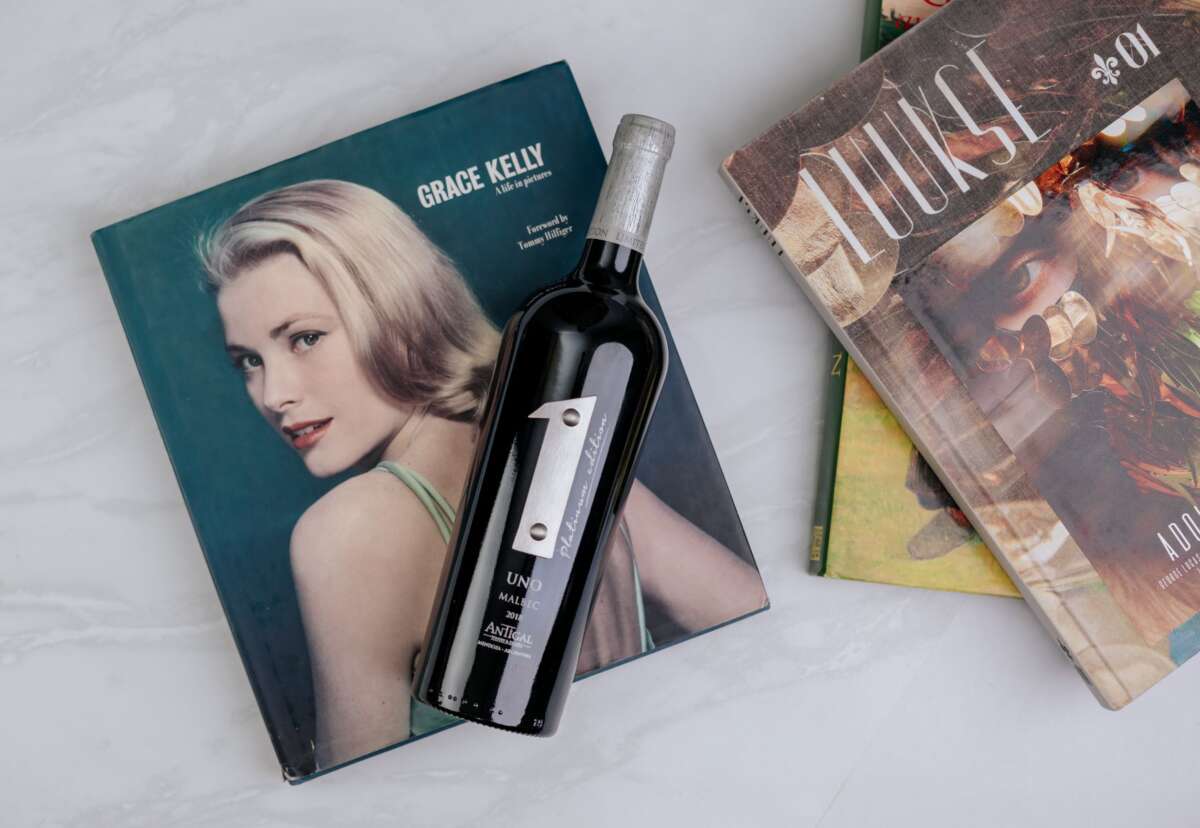 Lanzamiento de UNO Malbec Platinum Edition 2018 2 UNO Malbec 2018 Platinum Edition, combinación de elegancia y balance de madera y fruta Antigal Winery lanza al mercado una edición limitada de su famoso UNO Malbec, producto de una selección de las mejores partidas de este vino, con uvas de Valle de Uco.