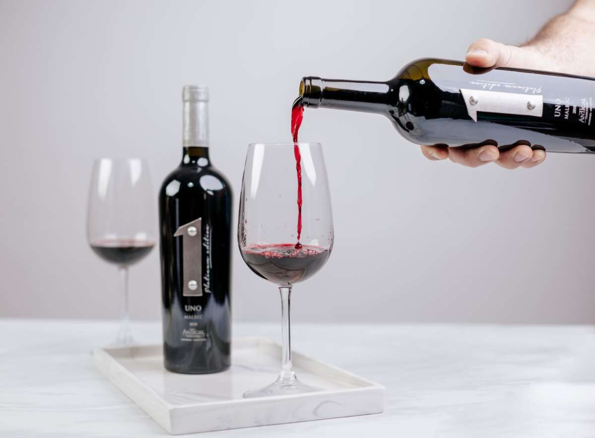 Lanzamiento de UNO Malbec Platinum Edition 2018 3 UNO Malbec 2018 Platinum Edition, combinación de elegancia y balance de madera y fruta Antigal Winery lanza al mercado una edición limitada de su famoso UNO Malbec, producto de una selección de las mejores partidas de este vino, con uvas de Valle de Uco.